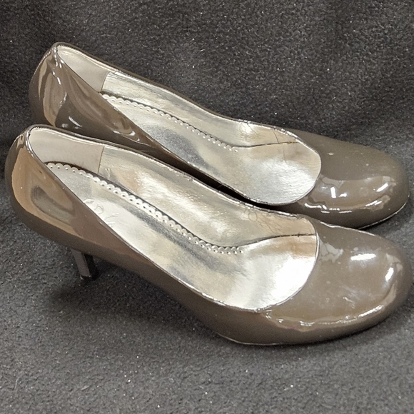 BCBG Paris heels in brown - Picture 2 of 6